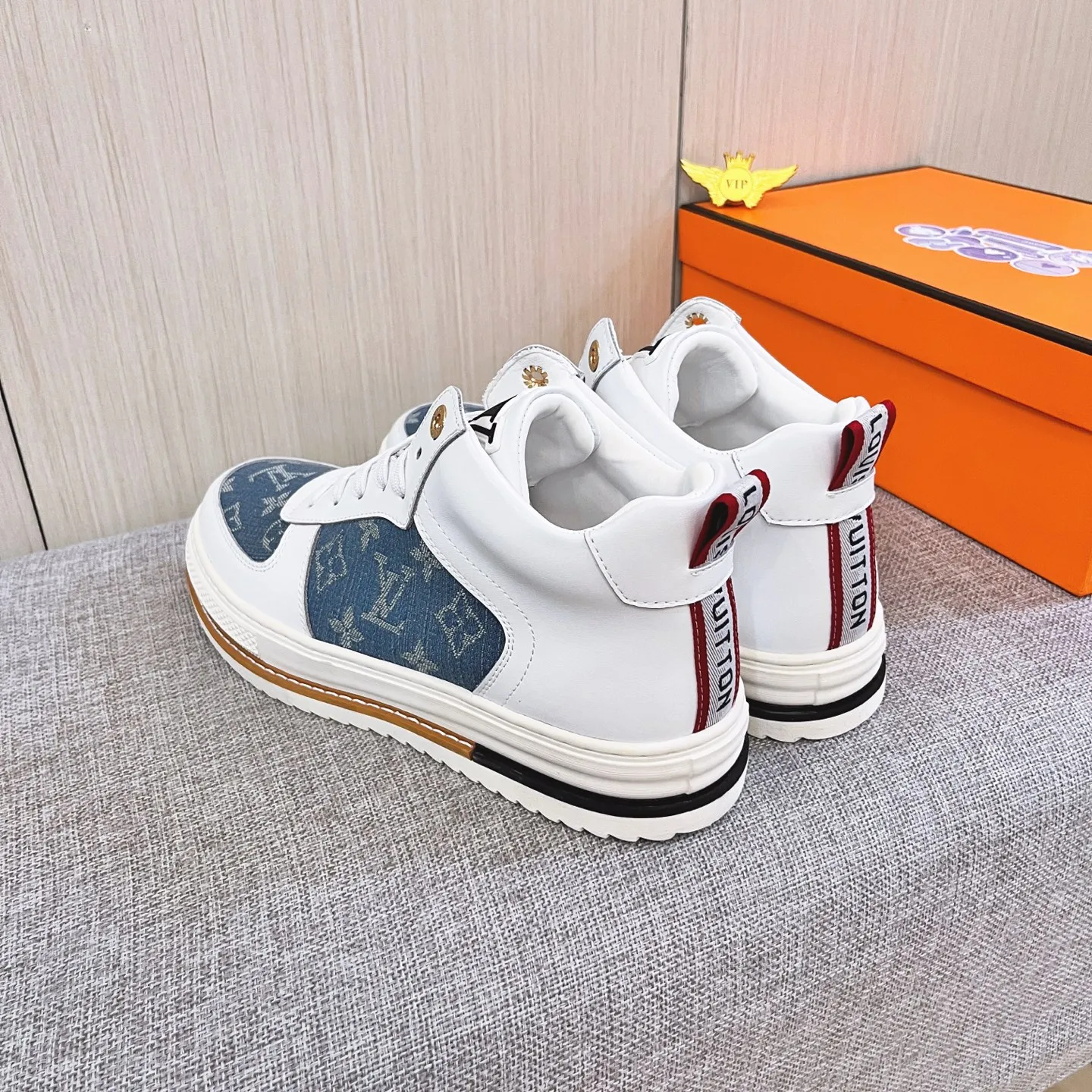 🚘🚘Factory batch 440💰[LV]🔥Louis Vuitton, high-end men's shoe brand, official website 1:1 latest masterpiece: the upper is made of first-layer cowhide imported from Italy with a comfortable and breathable lining➕original non-slip and wear-resistant outsole🔥, making walking more convenient and comfortable! An exclusive new model, a stunning work, a beautiful 1:1 replica [color] compared to the official quality! Create a fashionable personality to set off your uniqueness! A must-have for trendy men! Classic 🔥Size: 38-44 Color: 🔥 2⃣️colors available🔥.